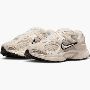 Nike V5 RNR Beige and Black Running Shoes